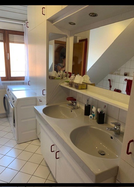 Badezimmer mit Doppelwaschbecken